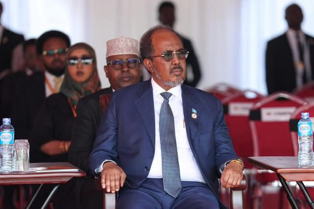 Madaxweyne Xasan Sheekh oo ka qaybgalay caleemasaarka Madaxweynaha Uganda