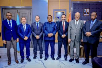 محافظ بنادر يستقبل وفد الجامعة العربية لبحث دعم تعليم اللغة العربية