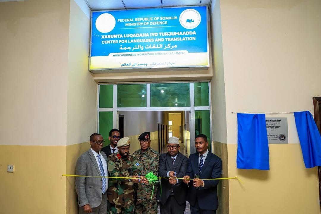 وزير الدفاع يفتتح مركز اللغات والترجمة لتعزيز قدرات الجيش الوطني
