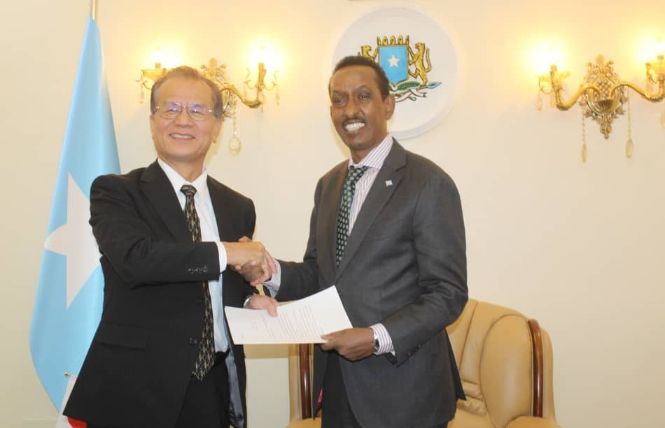 Foreign Minister receives a copy of the credentials of Japan Ambassador to Somalia