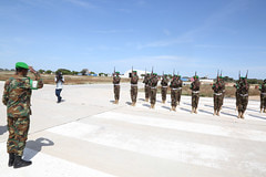 AMISOM Force Commander visits troops on the frontline in Dhobley