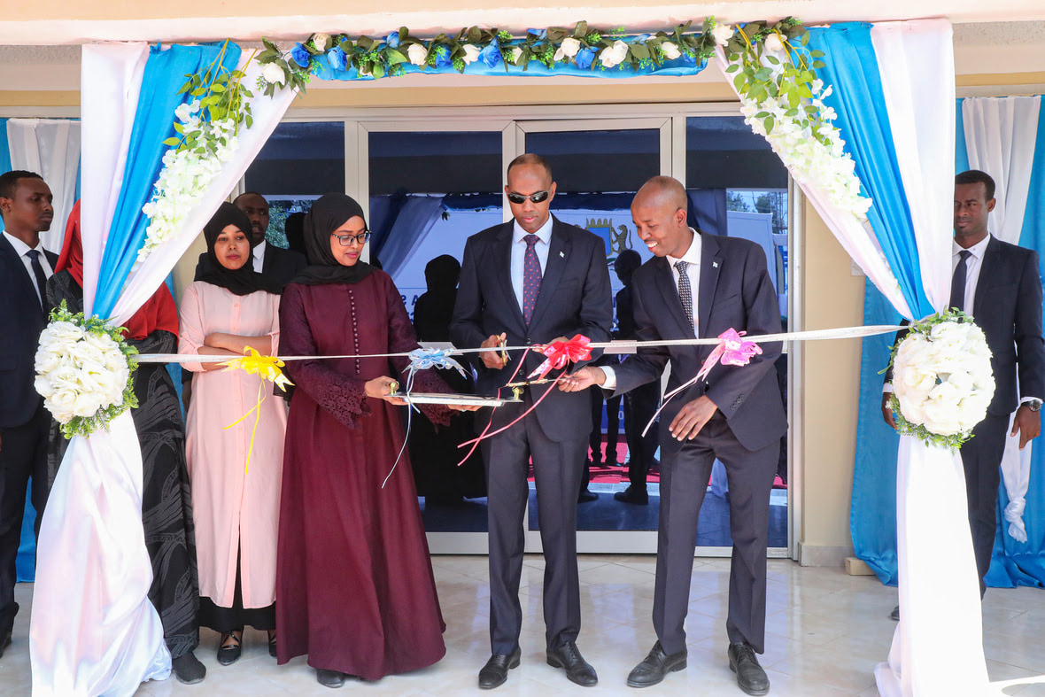 Prime Minister Kheyre cuts the ribbon of the Ministry of Labour and Social Affairs after reconstruction