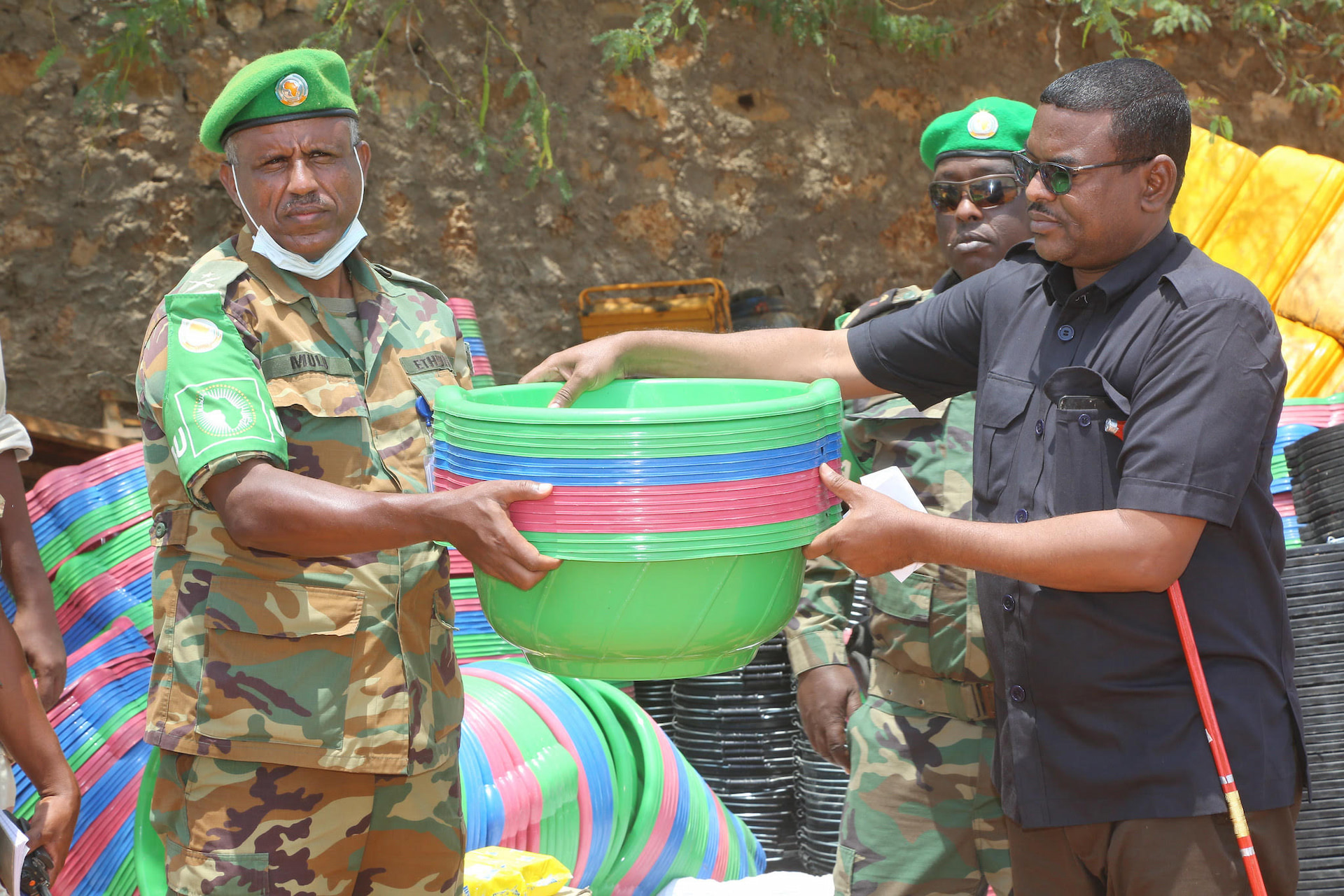 AMISOM donates non-food items to internally Displaced Persons in Beletweyne