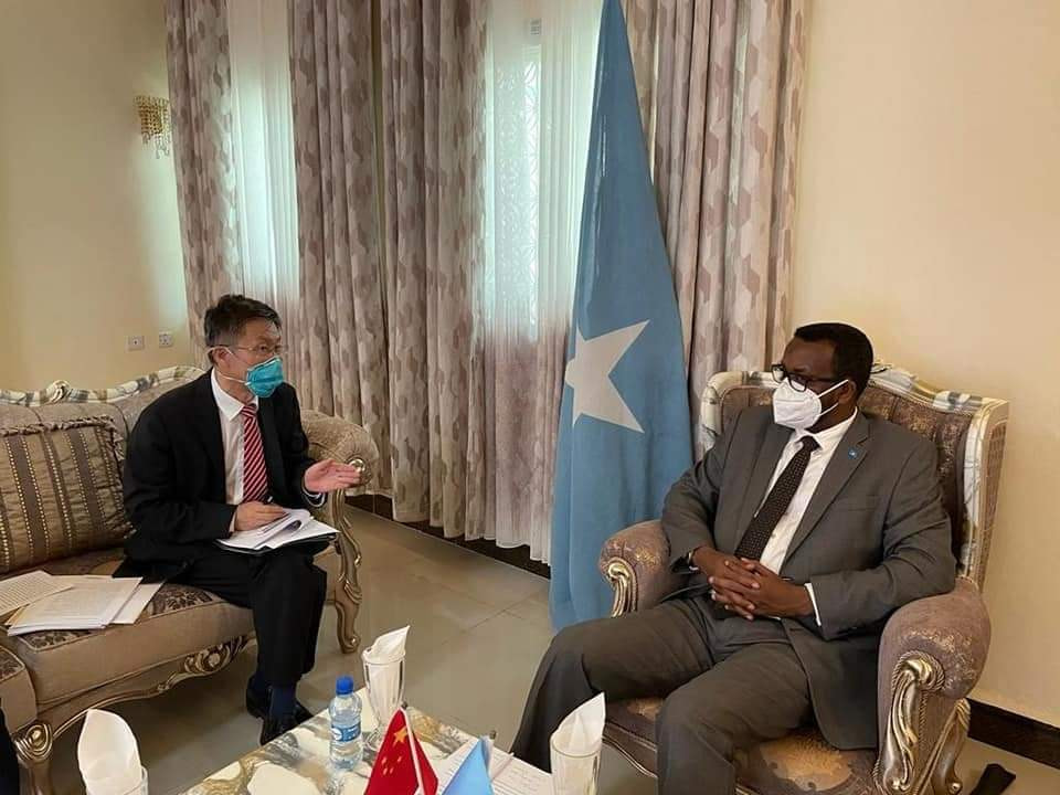 State Minister for Foreign Affairs discusses with the Chinese ambassador to Somalia aspects of joint cooperation