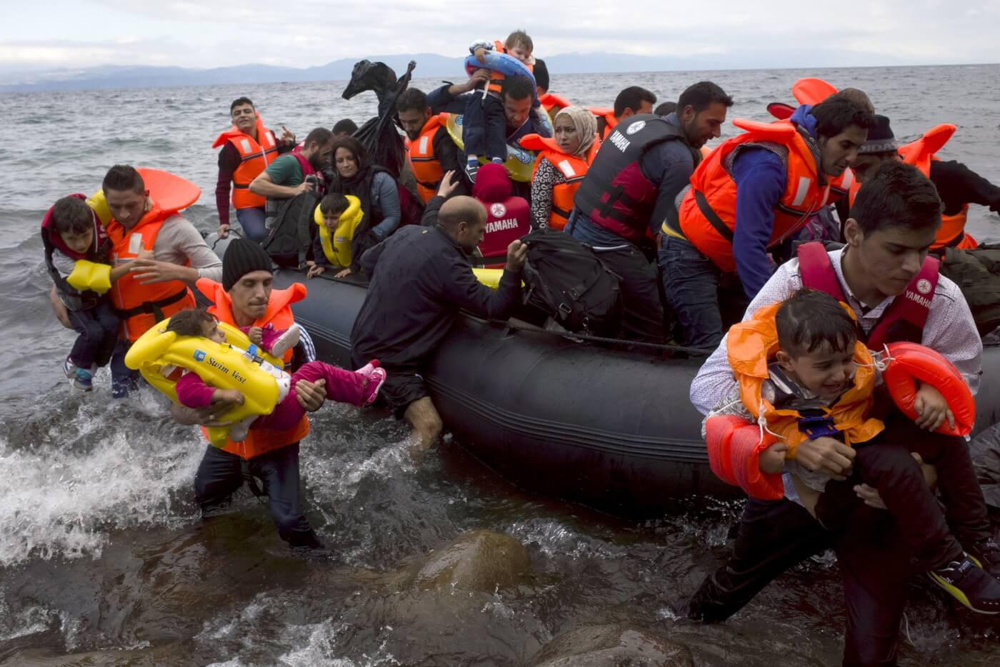 Turkish soldiers help asylum seekers pushed back by Greece
