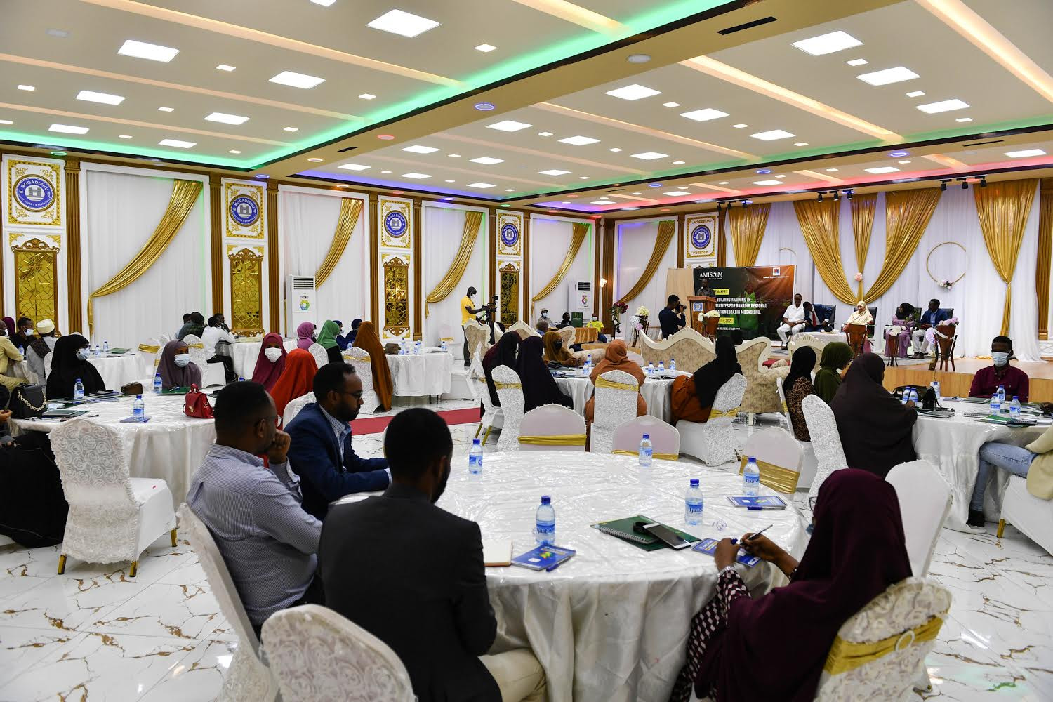 Residents of Mogadishu and surrounding areas meet for peacebuilding dialogue