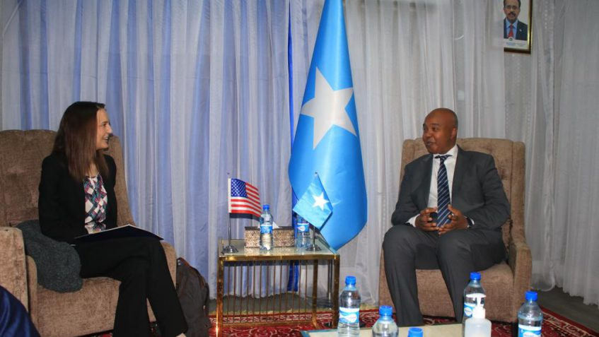 Foreign Minister discusses with the chargé d’affairs of the US Embassy in Somalia strengthening relations and cooperation