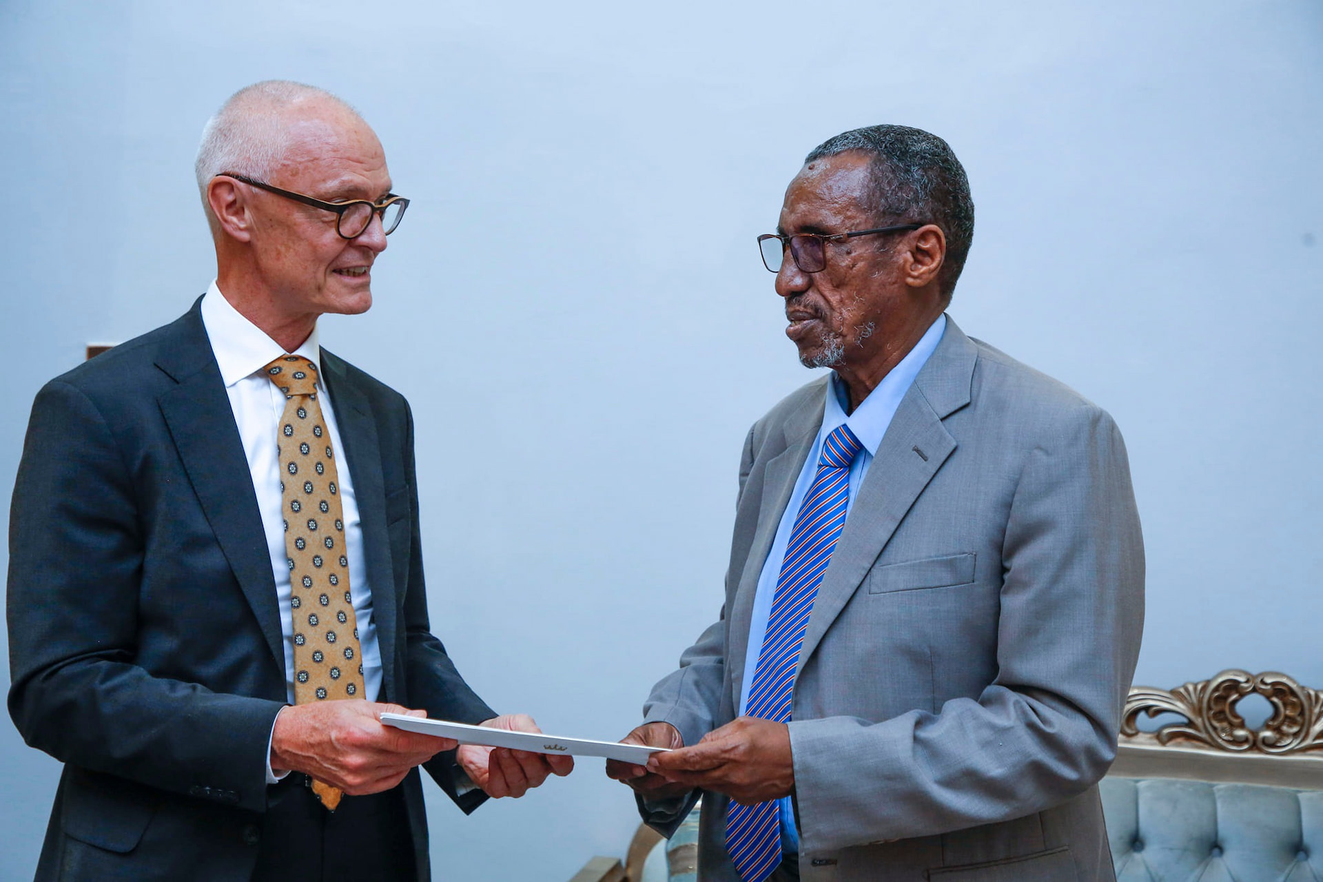 Director General of Protocol at the Ministry of Foreign Affairs of Somalia receives a copy of the credentials of the Ambassador of Norway