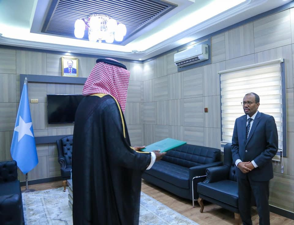 The Somali Foreign Minister receives a copy of the new Saudi Ambassador's certification papers.