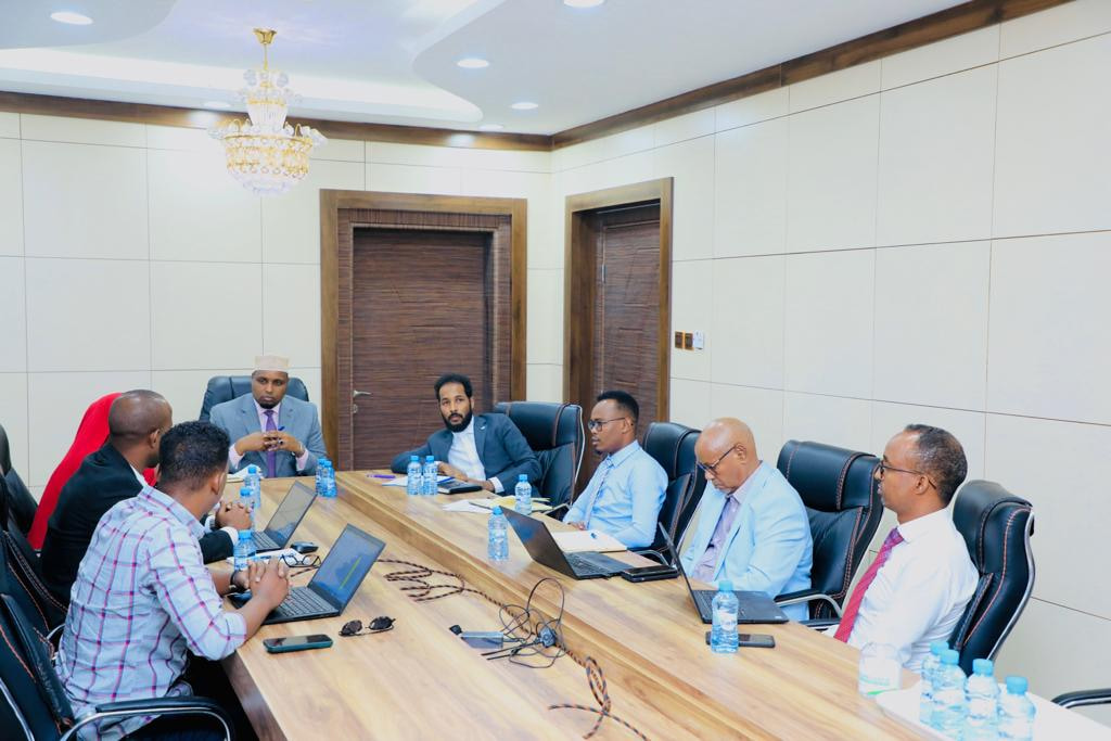Minister of Planning listens to reports from the Ministry staff