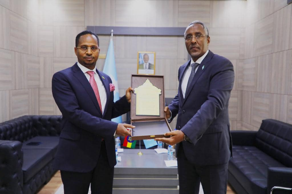 Somalia's Foreign Minister bids farewell to the outgoing Ethiopian ambassador