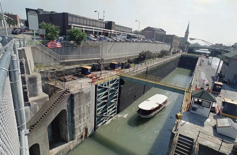 1 dead after tour boat capsizes in western New York