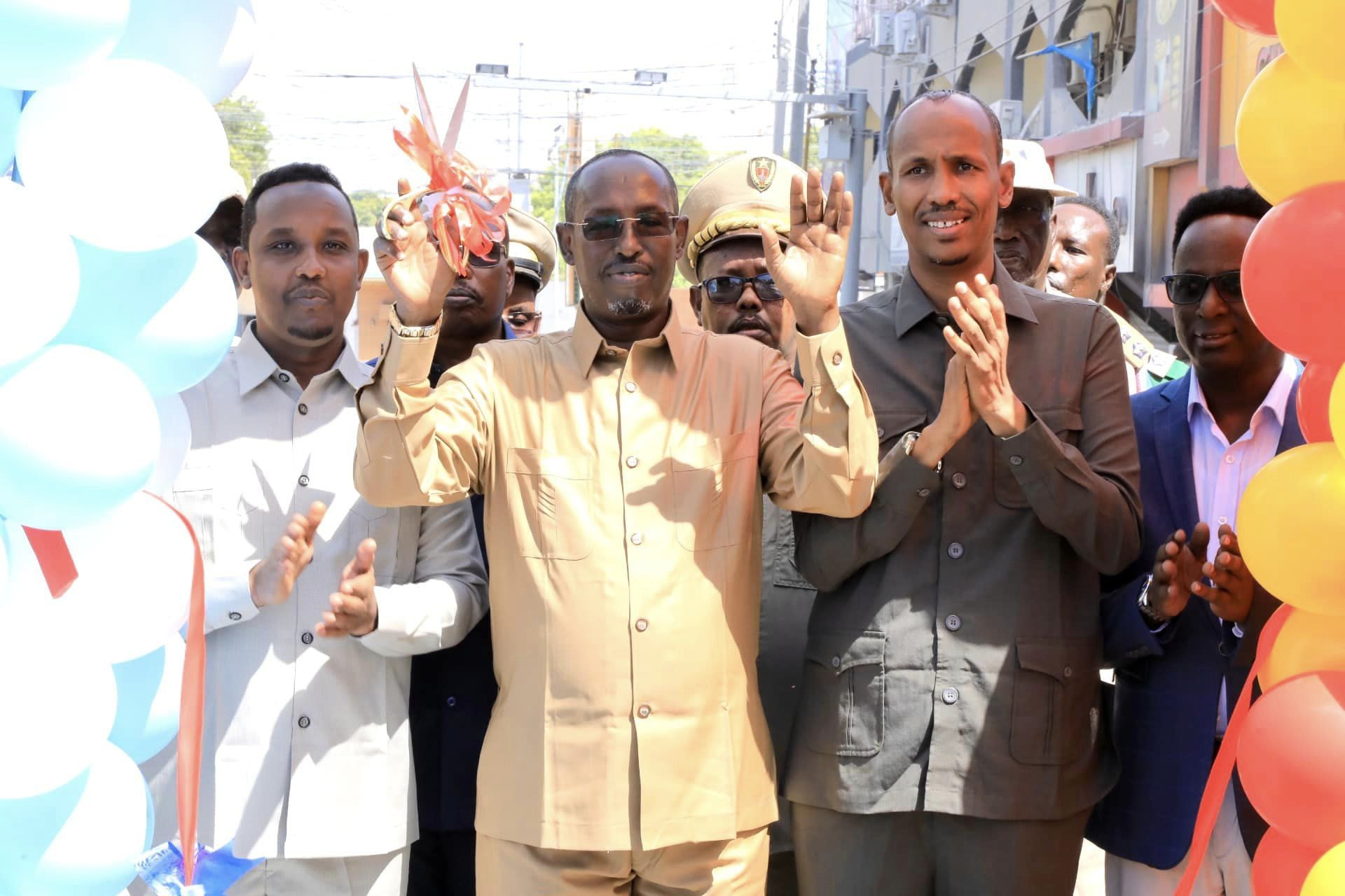Mayor of Mogadishu cuts the rippon of a newly constructed road