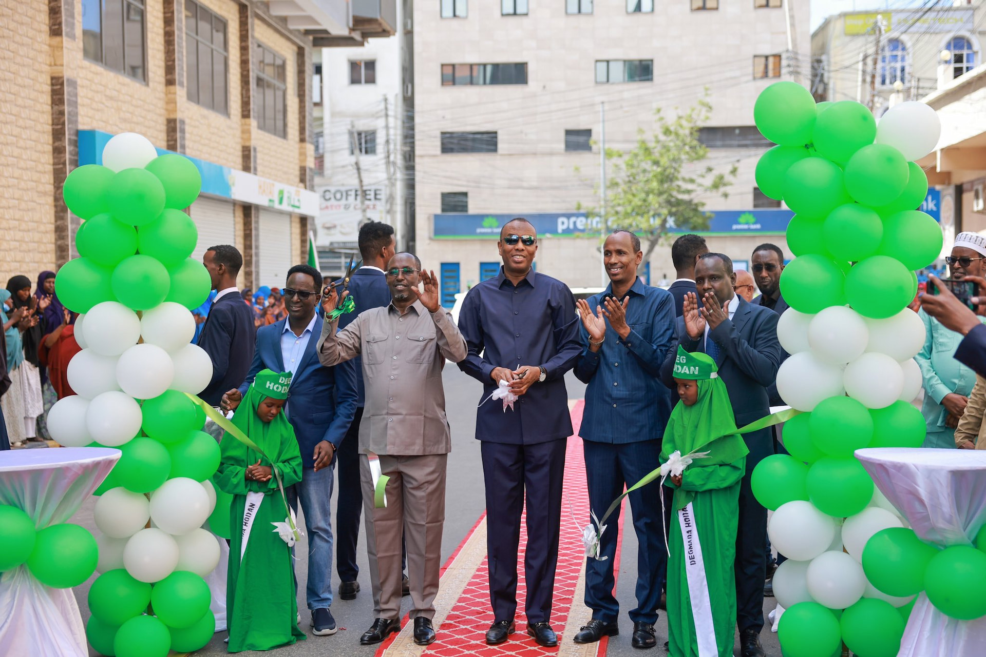Prime Minister Hamza cuts the ribbon of Taleex Road in Mogadishu