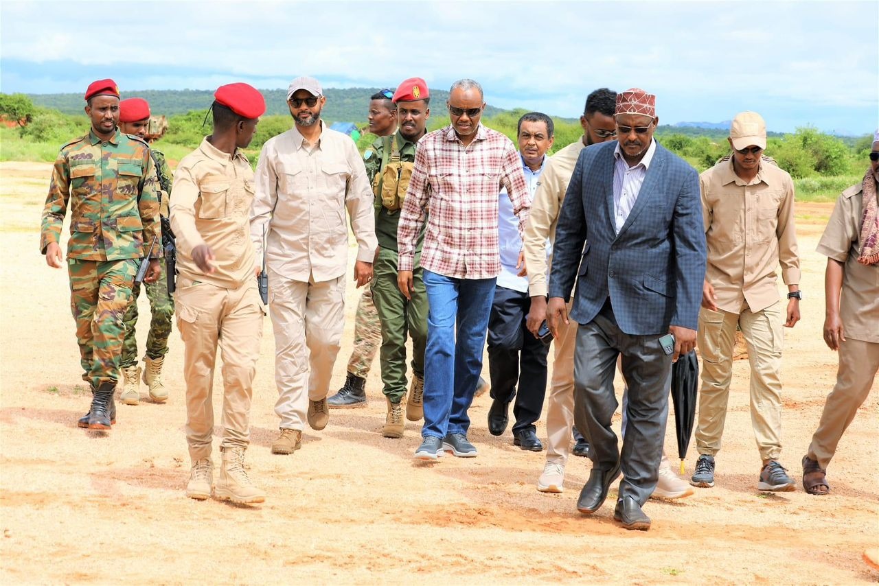 Minister of Defence together with the Southwest State President visit Diinsoor town