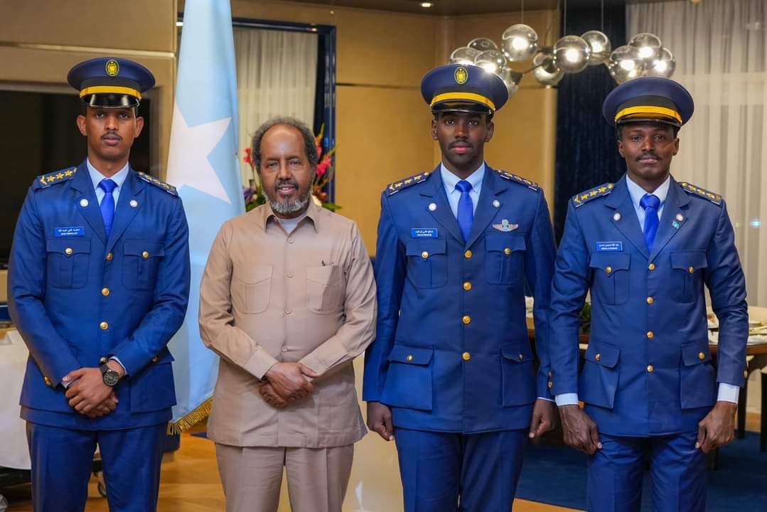 President Hassan Sheikh congratulates the Somali Air Force officers