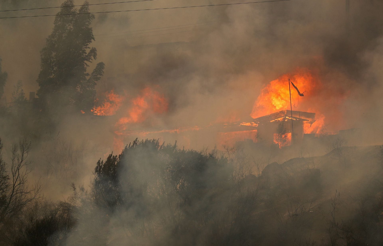 Forest fires kill 51 in Chile, menace urban area
