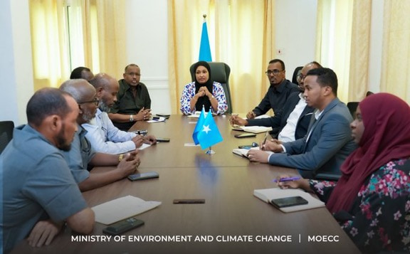 Minister of Environment meets Chamber of Commerce and Plastic bag manufacturers in Mogadishu