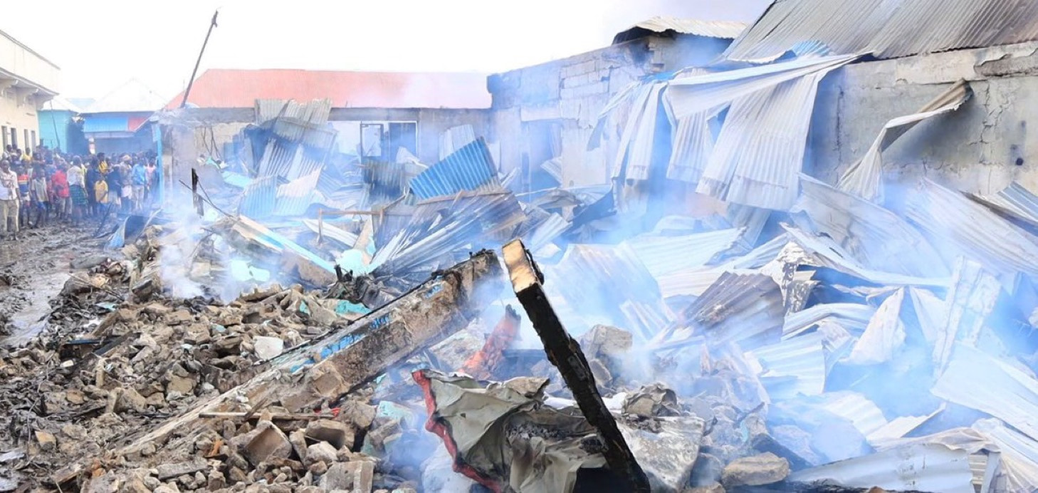 A huge fire engulfs Jowhar district, firefighters successfully extinguish it