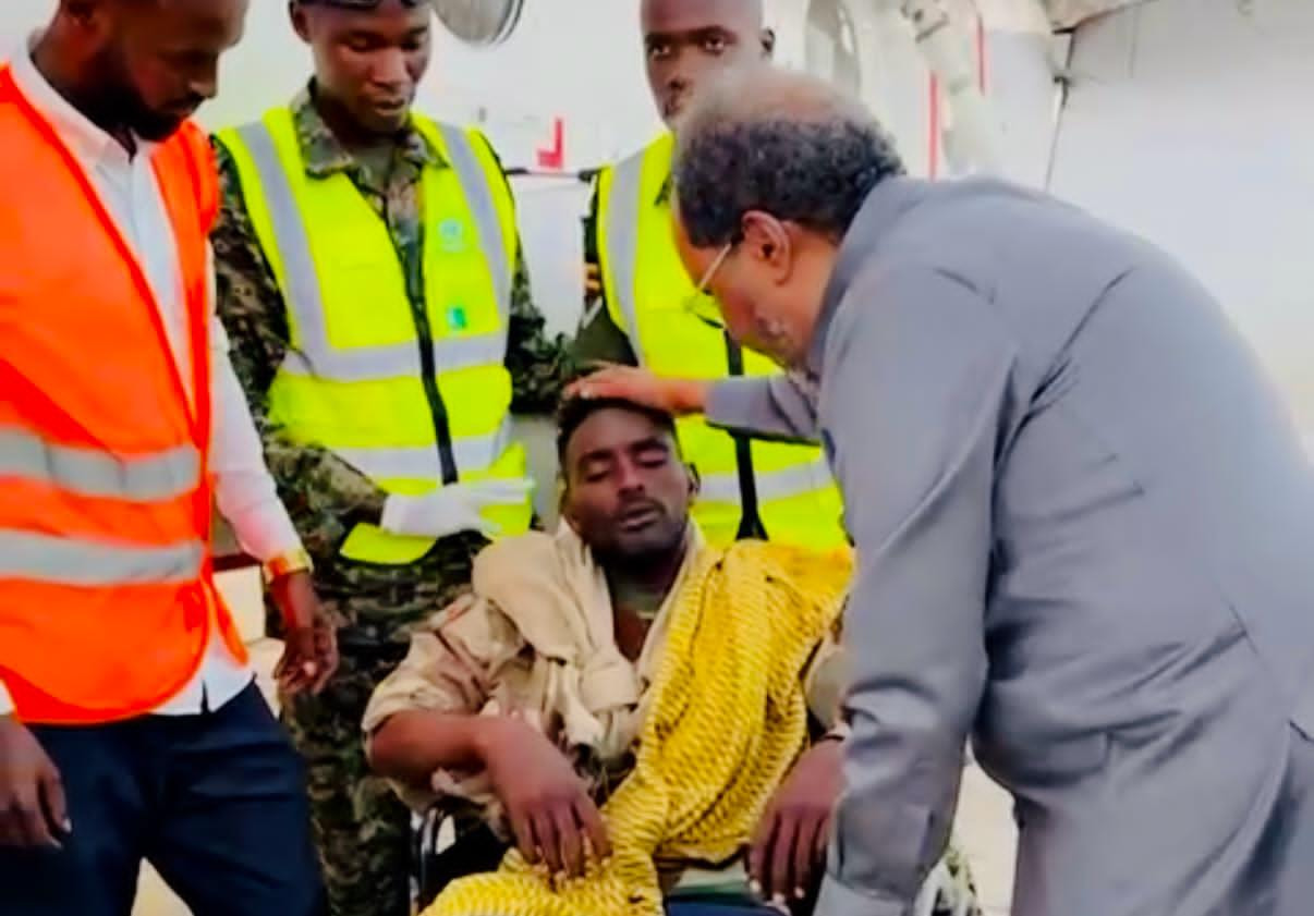President Hassan Sheikh receives wounded soldiers at the airport
