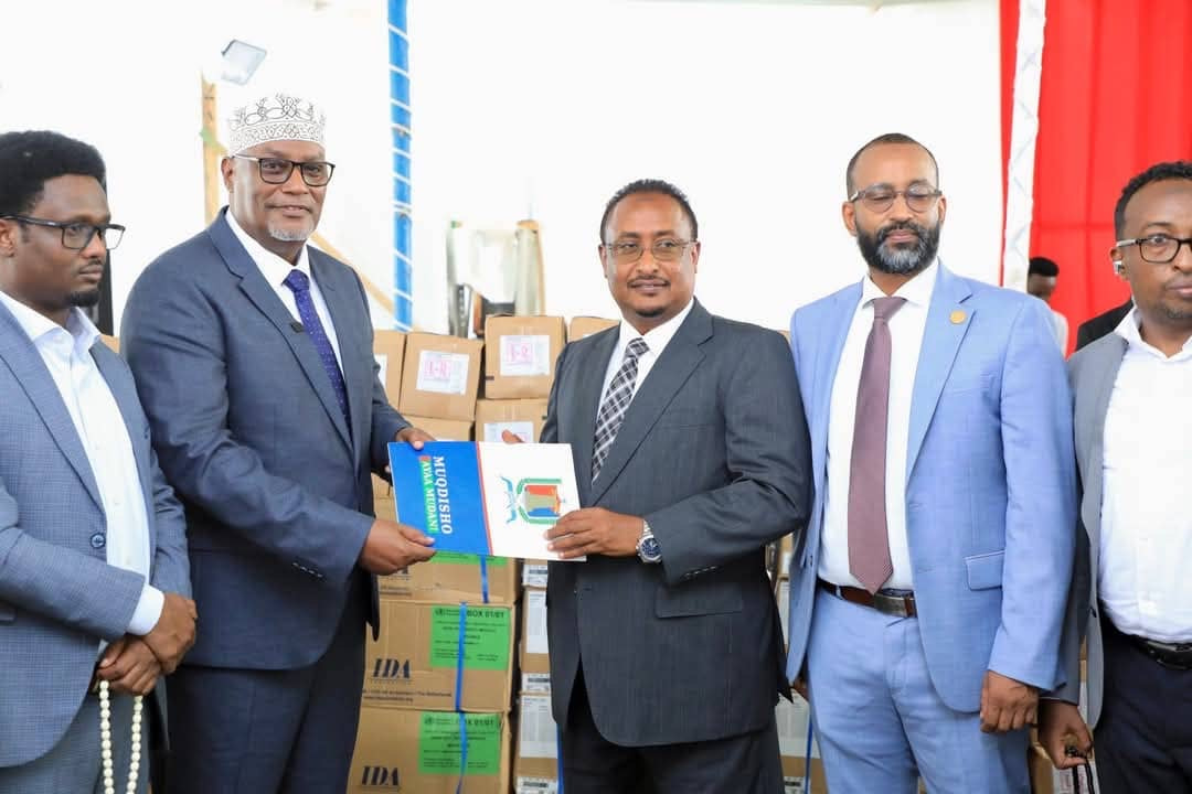 Mayor of Mogadishu Delivers Medical Supplies to Community Defense Forces in Hiiraan