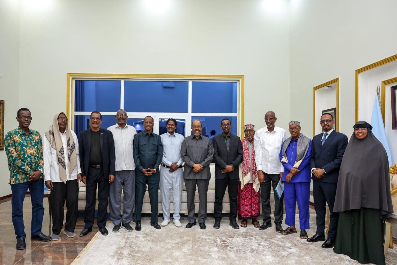 President Hassan Holds Consultative Meeting with Somali Poets on National Awareness and Cultural Revival
