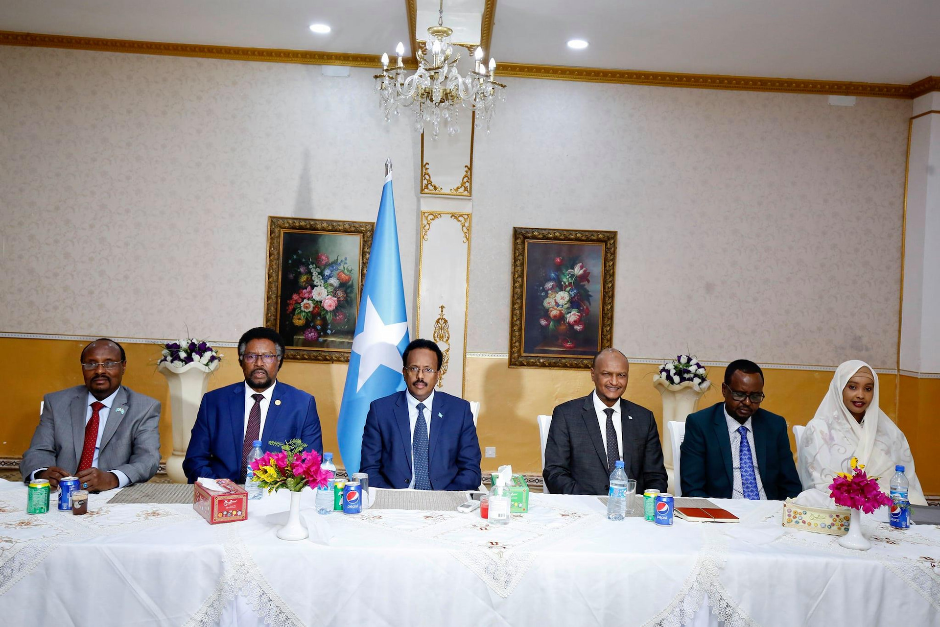 Madaxweyne Farmaajo oo xalay casho sharaf u sameeyay guddoonka Baarlamaanka Galmudug +Sawirro