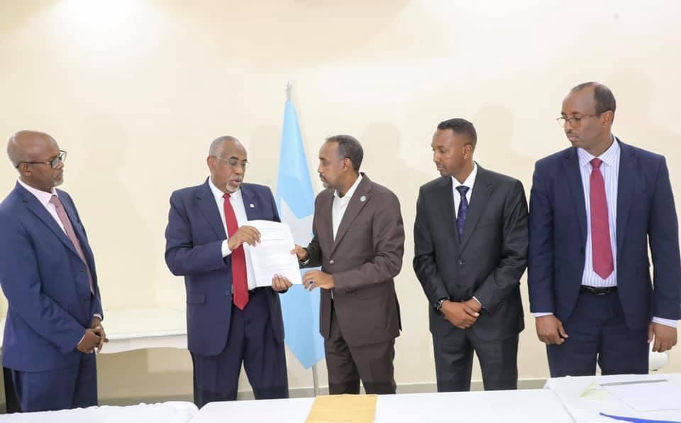 Ra’iisul Wasaare Rooble oo warbixin ka dhageystay Guddiga dib u heshiisiinta Gobolka Gedo “SAWIRRO”
