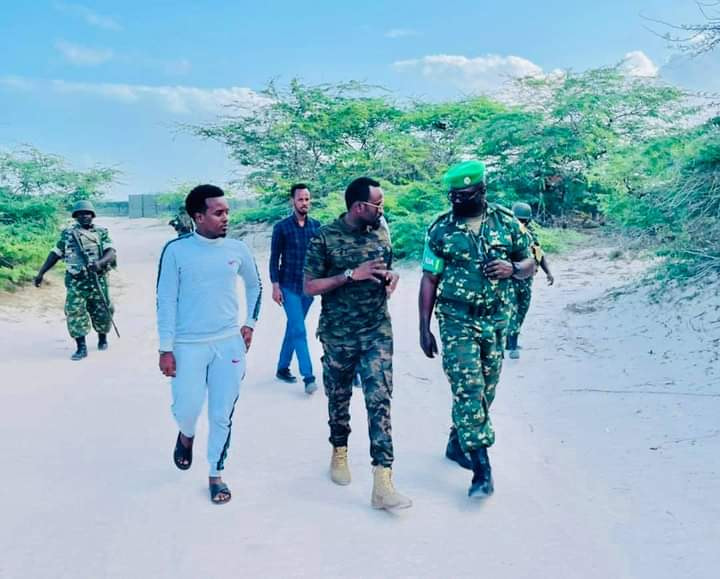 Wasiirka Amniga Hirshabeelle oo la kulmay Taliyaha ciidanka AMISOM ee Degmada Cadale “SAWIRRO”