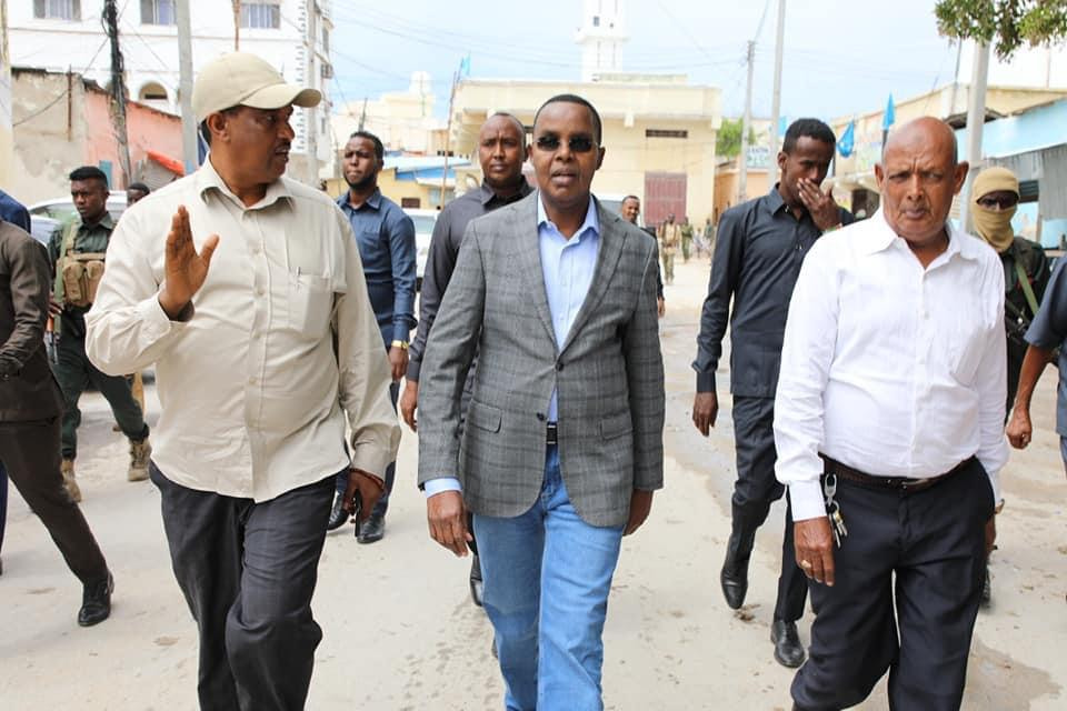 Guddoomiye Cumar filish oo kormeeray goobihii ay waxyeelleeyeen Roobabka ka da'aya Muqdisho+Sawirro