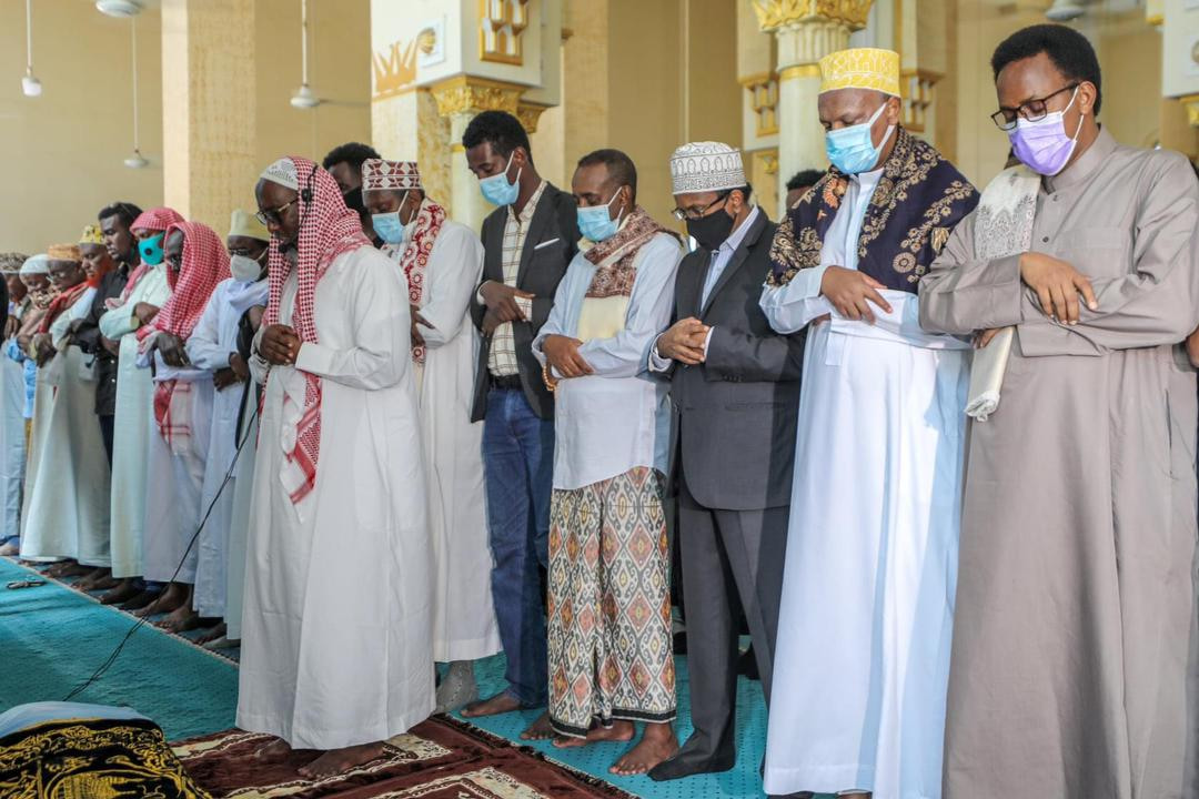 Madaxweyne Farmaajo oo Salaadda Janaasada ku tukaday AUN Marxuun Maxamed Cumar Saalixi "Sawirro"