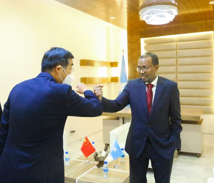 Wasiirka Arrimaha Dibadda oo qaabilay Safiirka Shiinaha ee Soomaaliya ayaa ka wada hadlay xoojinta xiriirka iyo iskaashiga Labada Dal
