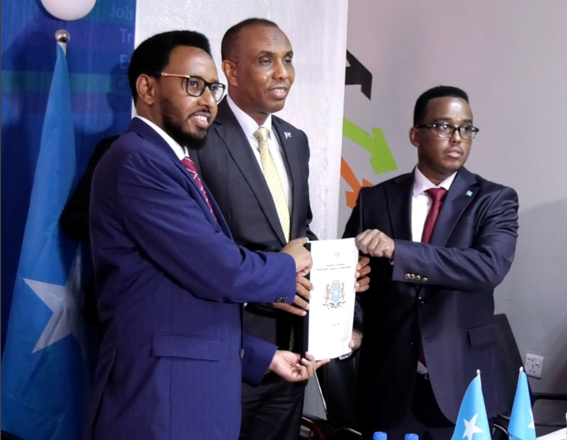 Ra'iisal wasaare Xamse oo xilka u kala wareejiyey wasiirka cusub ee wasaaradda shaqada iyo wasiirkii hore ee wasaaradda