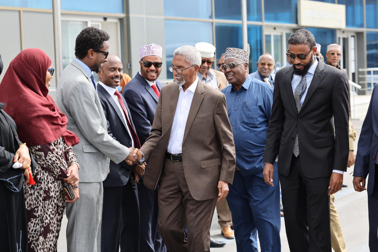 Guddoomiye Cabdi Xaashi oo si weyn loogu soo dhaweeyay Garoonka Aadan Cadde ee magaalada Muqdisho