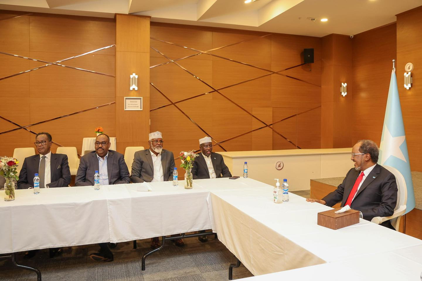 Madaxweyne Xasan Sheekh oo kulan qado ah la yeeshay xubnaha golaha mustaqbalka