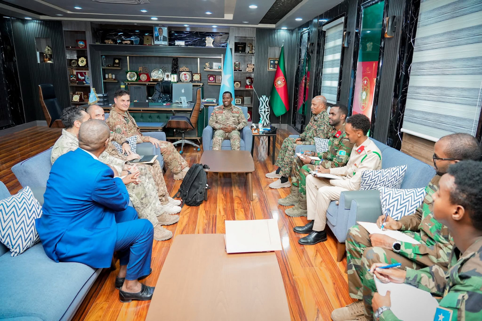 Taliyaha Xoogga Dalka oo la kulmay saraakiil ka socday Safaaradda Talyaaniga ee Soomaaliya