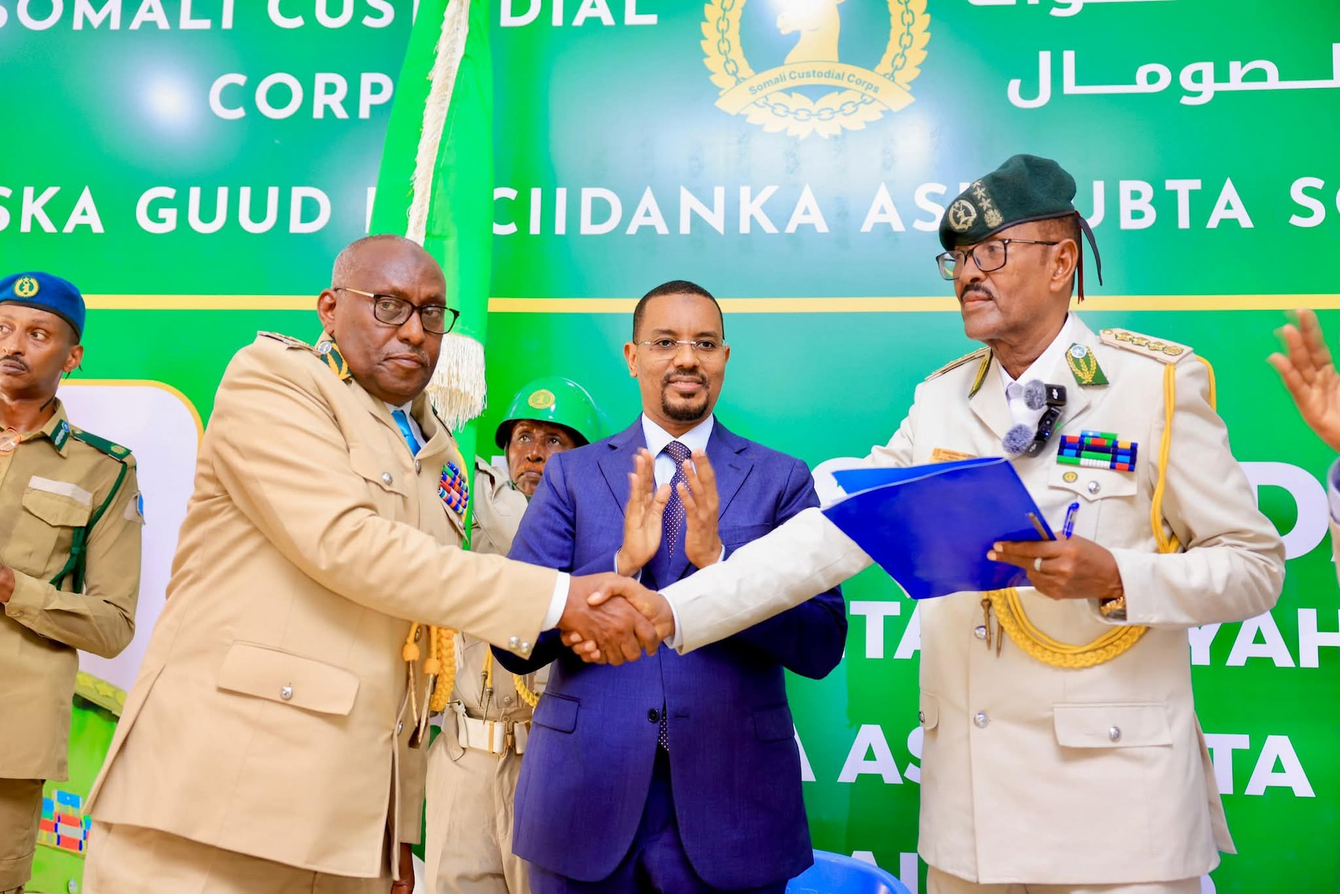 Wasiiru-Dowlaha Caddaaladda oo xilka u kala wareejiyay taliyihii hore ee Ciidanka Asluubta iyo taliyaha cusub