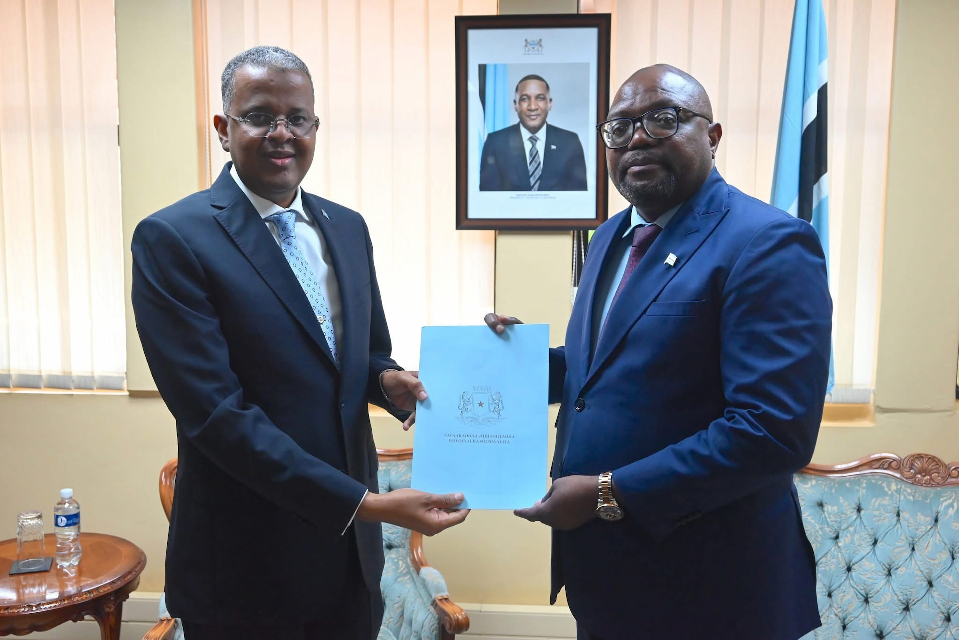 Safiirka aan deganeyn ee Botswana oo waraaqaha aqoonsiga laga guddoomay