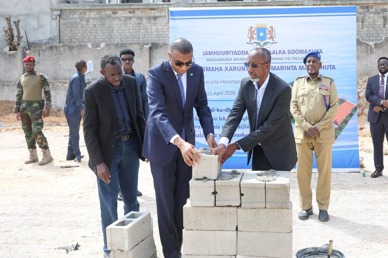 Ra’iisul Wasaare Xamsa oo dhagax dhigay Xarunta Horumarinta Manaahijta waxbarashada dalka