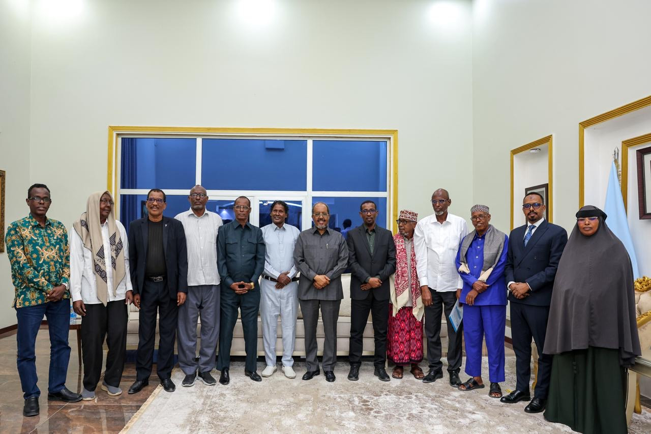 Madaxweynaha JFS oo la kulmay Abwaanada Soomaaliyeed