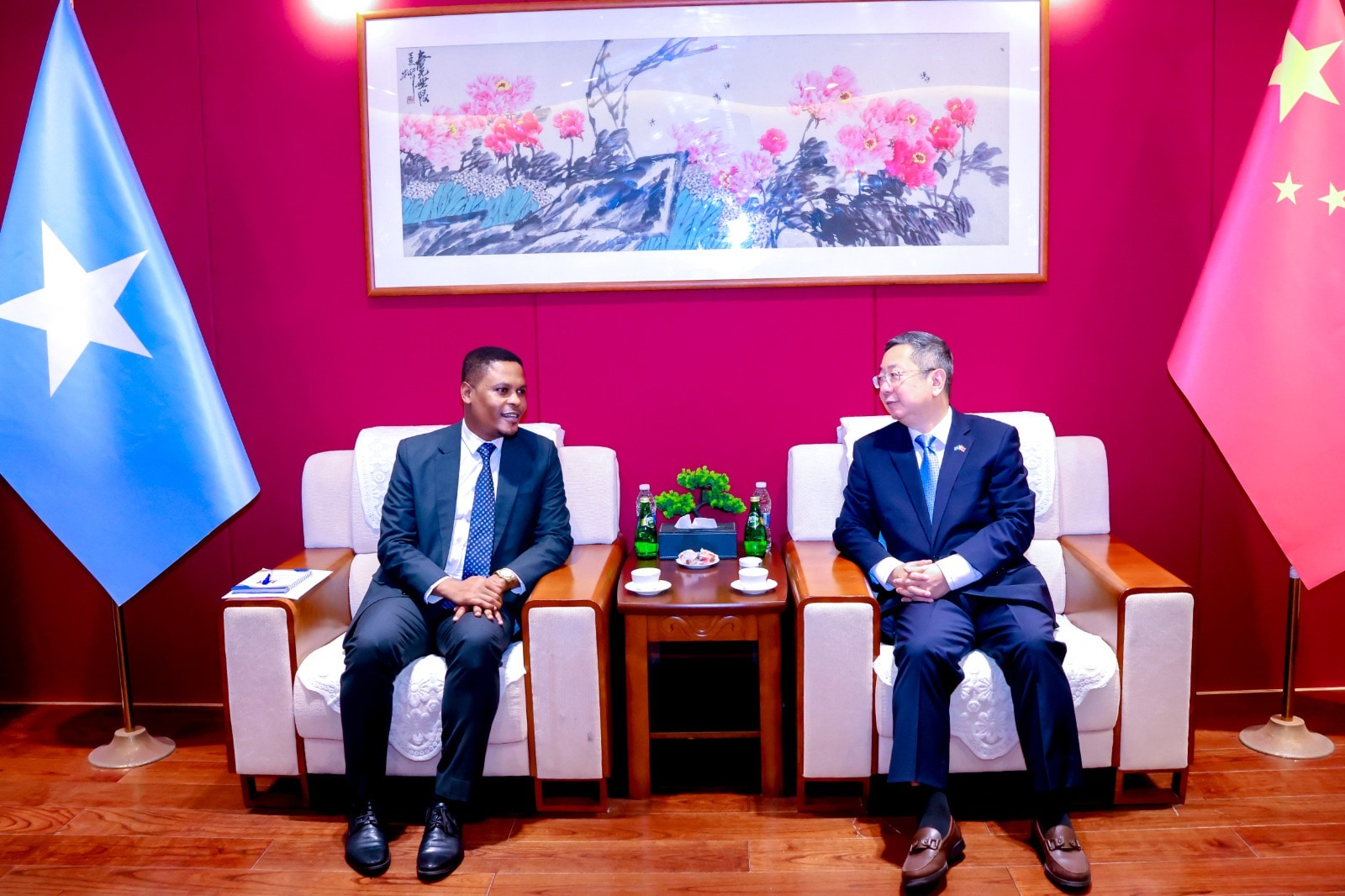 Wasiirka Warfaafinta oo kulan miro dhal ah la qaatay Danjiraha Shiinaha ee Soomaaliya