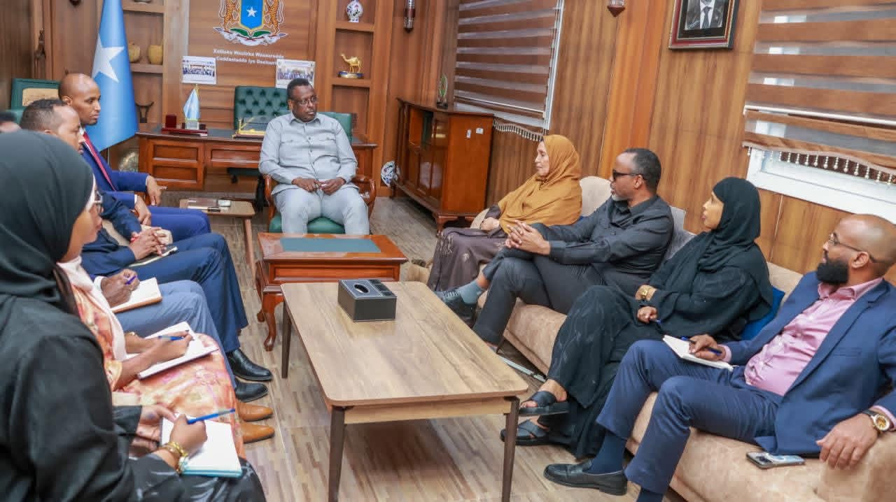 Wasiirka Cadaallada XFS oo la kulmay Guddiga Xuquuqul Insaanka