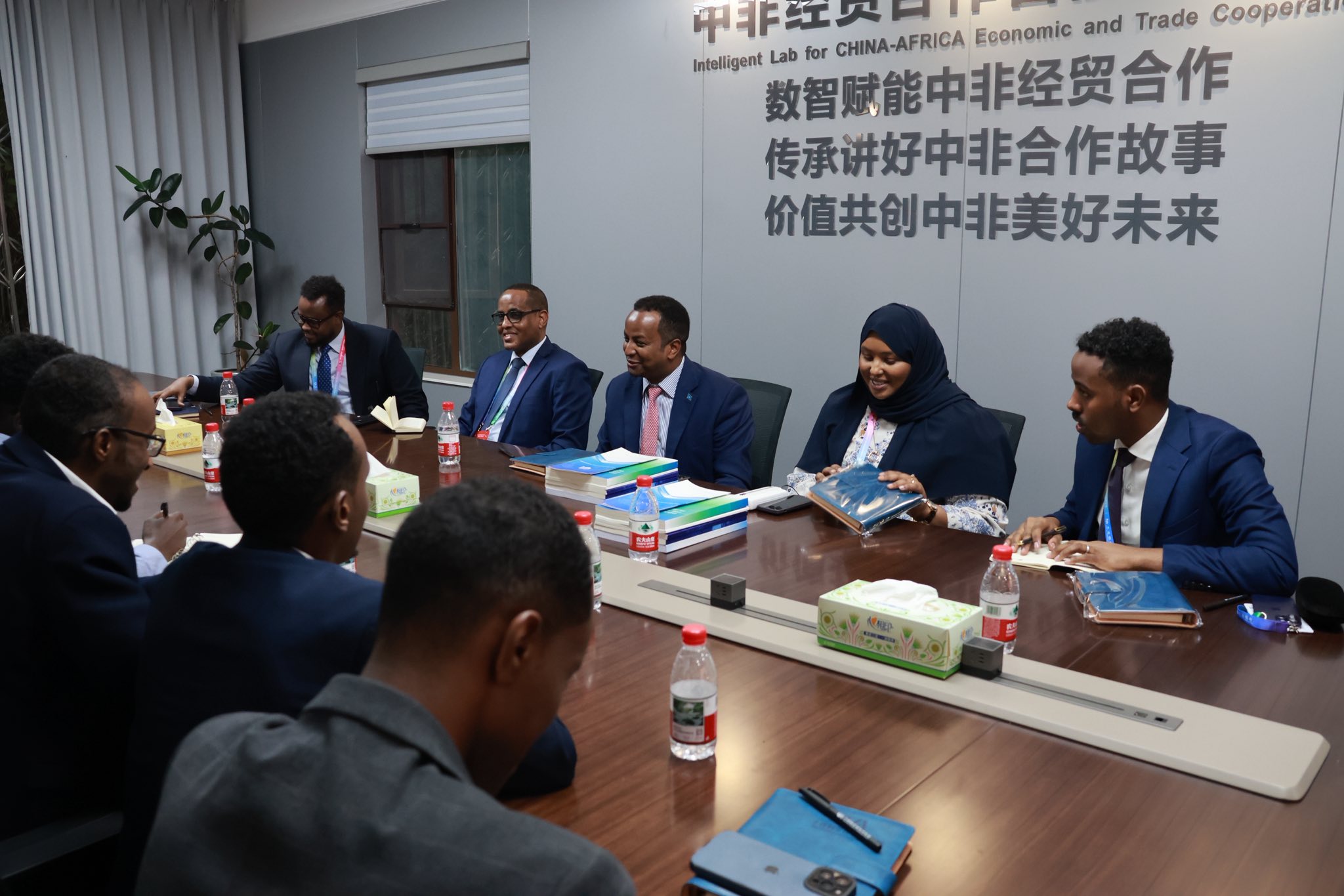 جانب من لقاء معالي وزير الخارجية مع الطلبة الصوماليين في مدينة تشانغشا الصينية