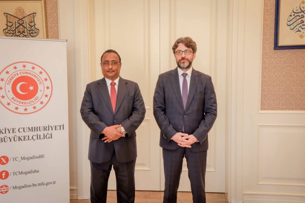الصومال – عمدة مقديشو يبحث مع السفير التركي تعزيز التعاون التنموي بين الجانبين