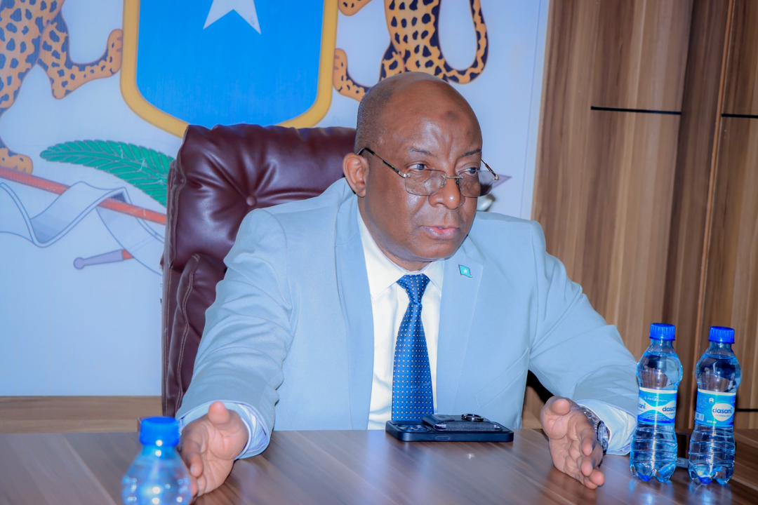 الصومال – وزير الإعلام يعزي عائلة رئيس تحرير الوكالة الوطنية للإعلام في وفاة زوجته