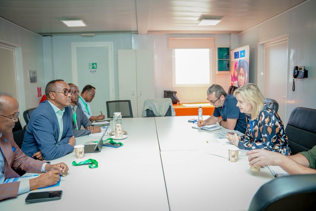 الصومال – اجتماع تنسيقي بين الهيئة الوطنية لإدارة الكوارث ووكالة البيئة لتعزيز الاستجابة الإنسانية في البلاد