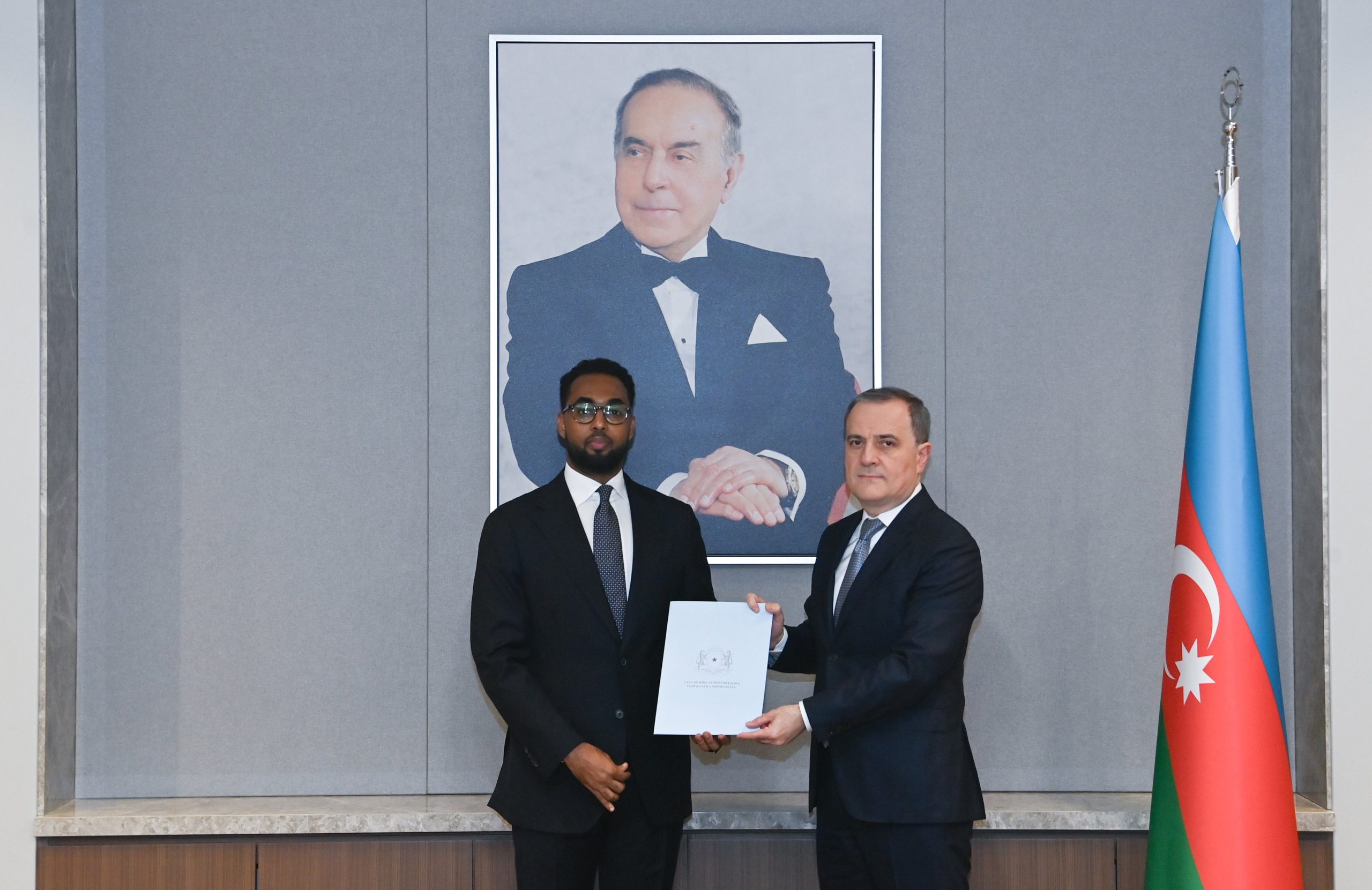 الصومال – سفير الجمهورية الجديد يقدم أوراق اعتماده لوزير خارجية أذربيجان