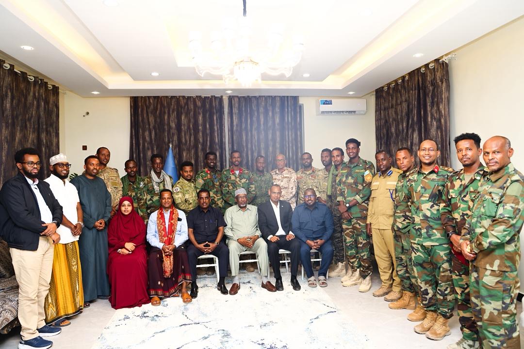 الصومال – رئيس مجلس الشعب يلتقي ضباط الجيش الوطني بمدينة بيدوة