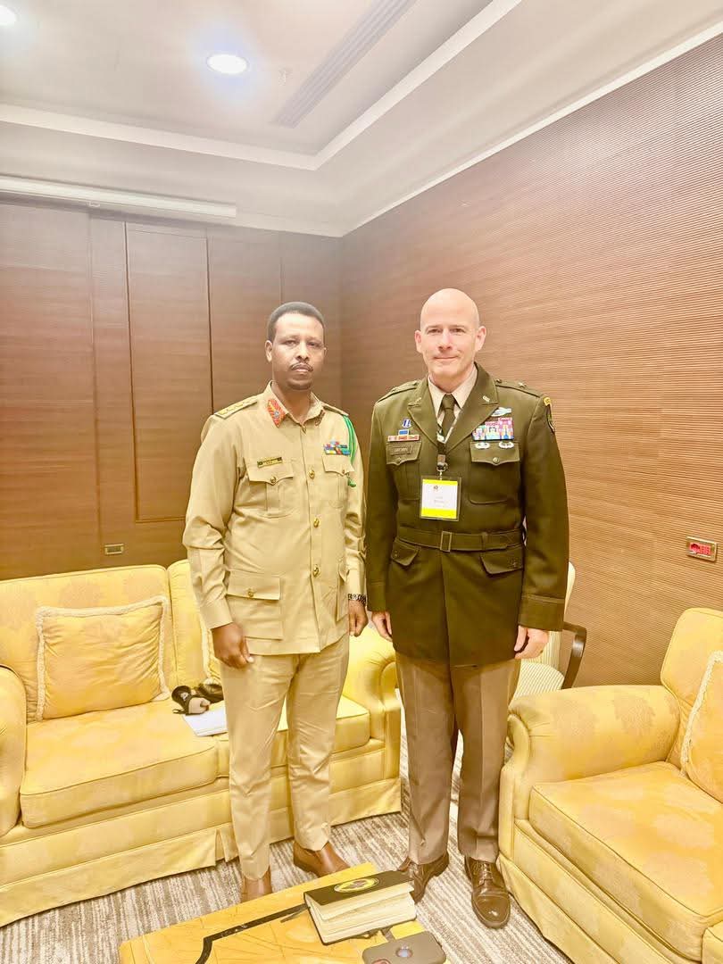 الصومال – قائد القوات البرية يعقد اجتماعاً مع قائد القوات الأمريكية في القرن الأفريقي