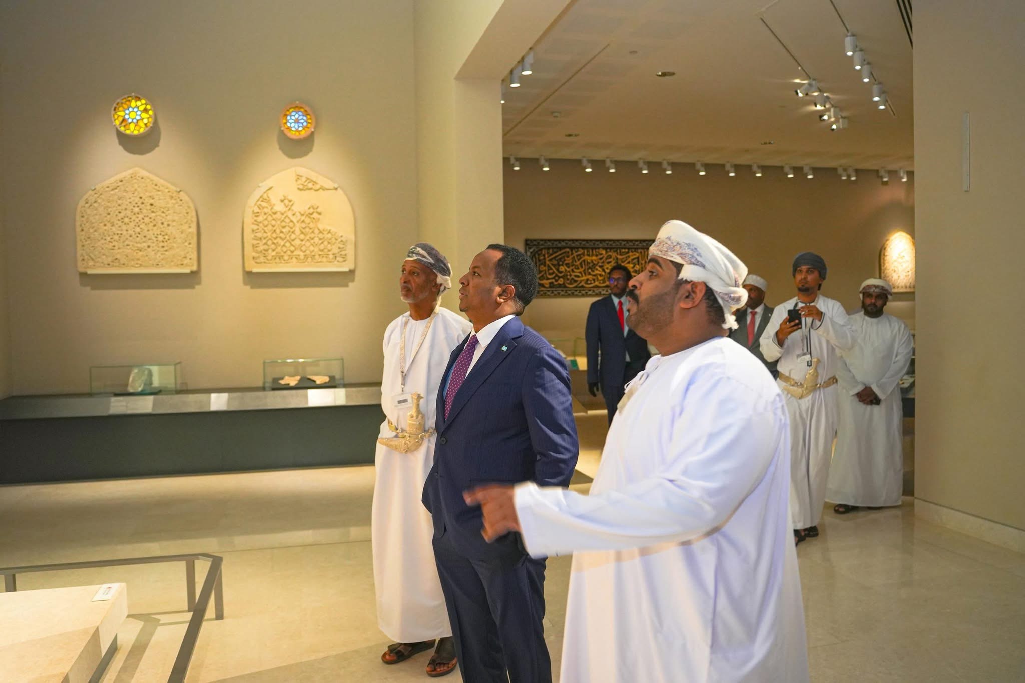 الصومال – وزير الخارجية يزور المتحف الوطني بسلطنة عمان – وكالة الأنباء الوطنية الصومالية